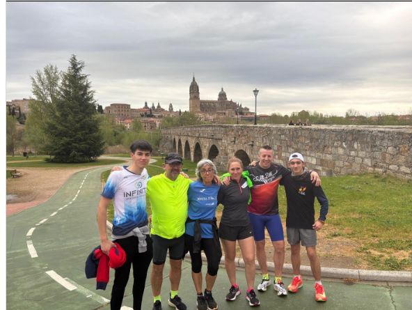 Grupo de corredores tras entrenar en Salamanca