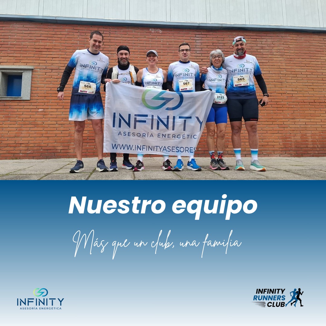 Equipo Infinity Running Club con la pancarta de Infinity Asesoría Energética